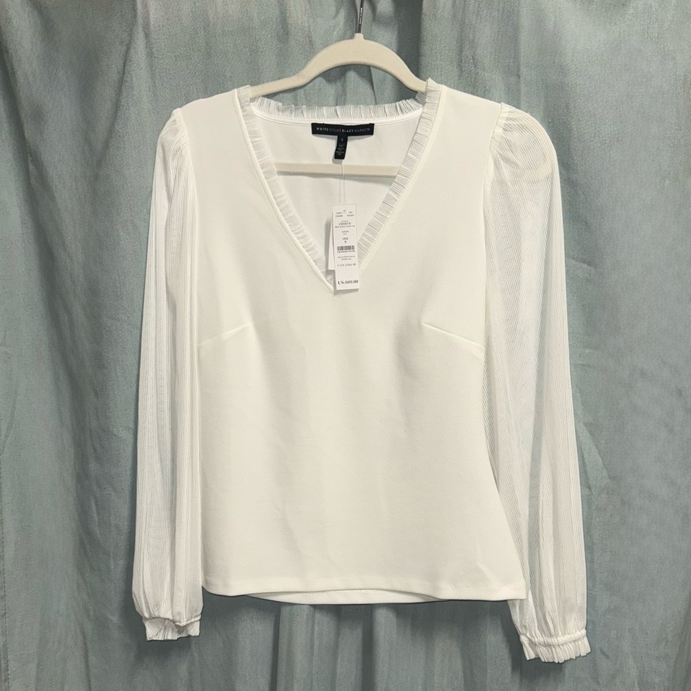 White House Black Market NWT Mesh Sleeve V Neck Top.
Color: Ecru, Size: S